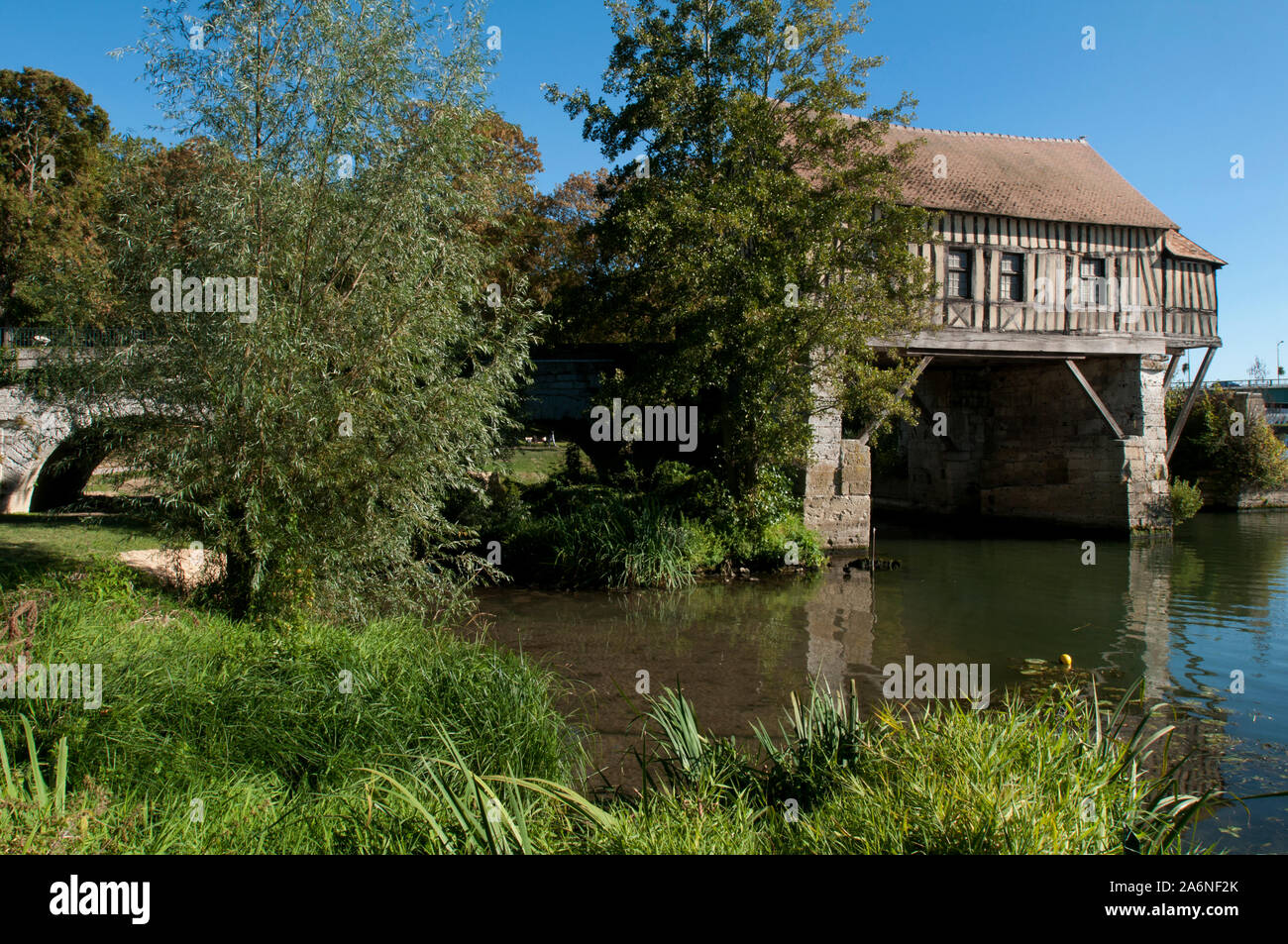 Im 16. Jahrhundert erbaut, ist das Wahrzeichen der alten Mühle in Vernon, Frankreich sitzt auf den Ruinen einer historischen Brücke überspannt den Fluss Seine. Stockfoto