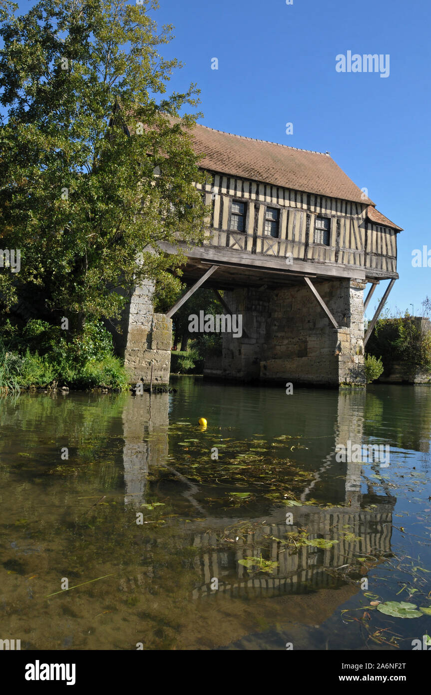 Im 16. Jahrhundert erbaut, ist das Wahrzeichen der alten Mühle in Vernon, Frankreich sitzt auf den Ruinen einer historischen Brücke überspannt den Fluss Seine. Stockfoto