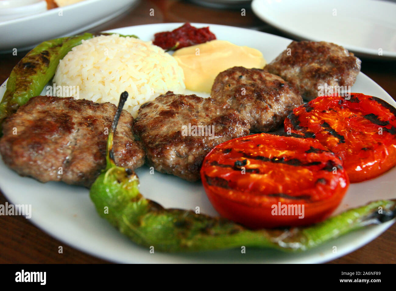Frikadellen mit Reis und Gemüse auf dem Teller Stockfoto