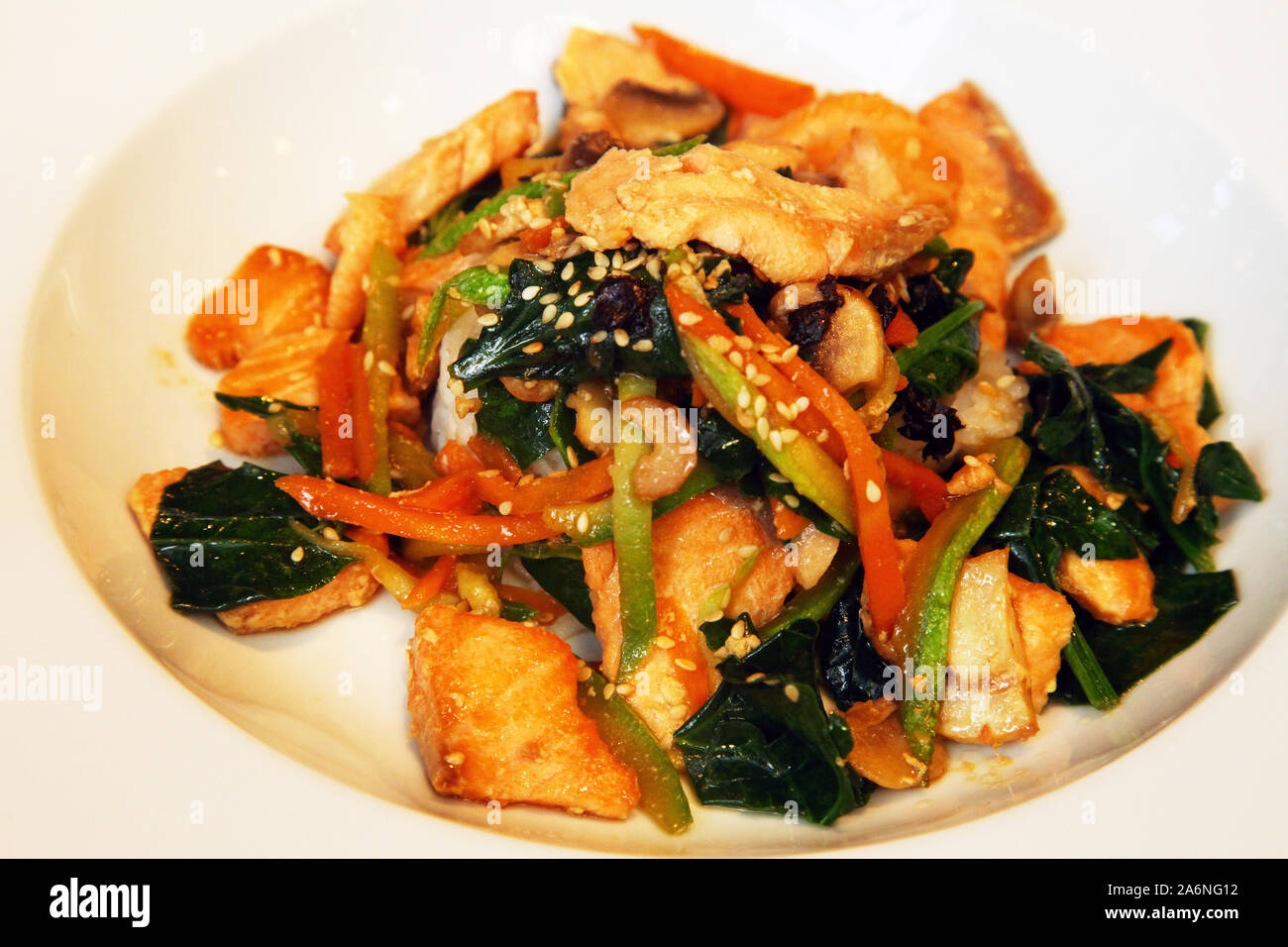 Gemischte Huhn essen und Sesam mit Gemüse auf dem Teller Stockfoto