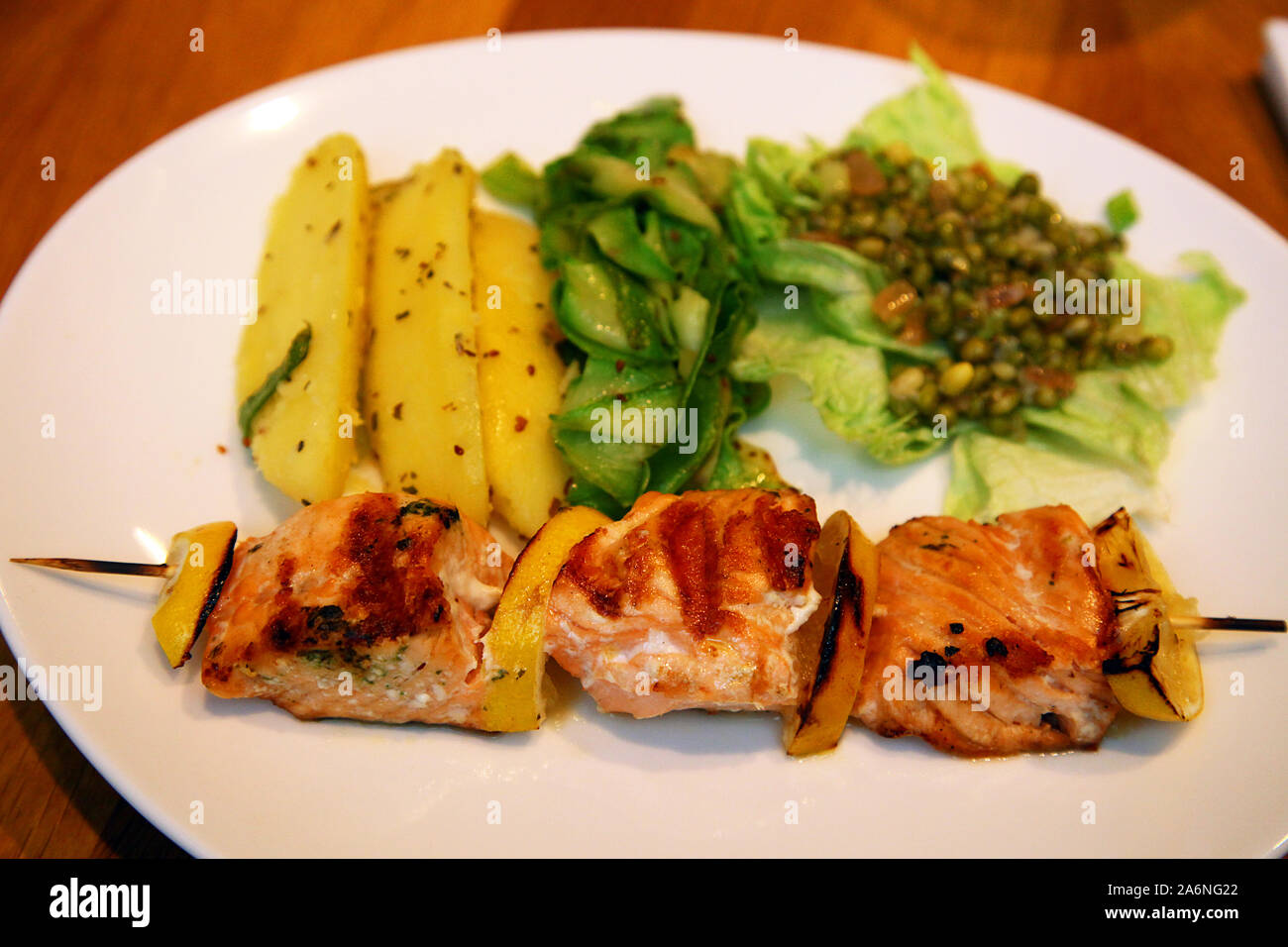 Hühnchen Shish Kebab auf dem Teller Stockfoto