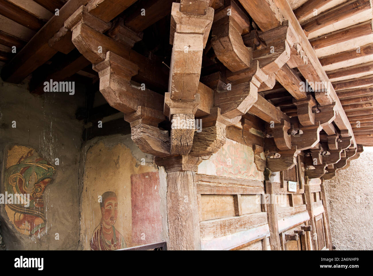 Gemälde am Eingang zu einem der Mogao Grotten, Shenzhen, China Stockfoto