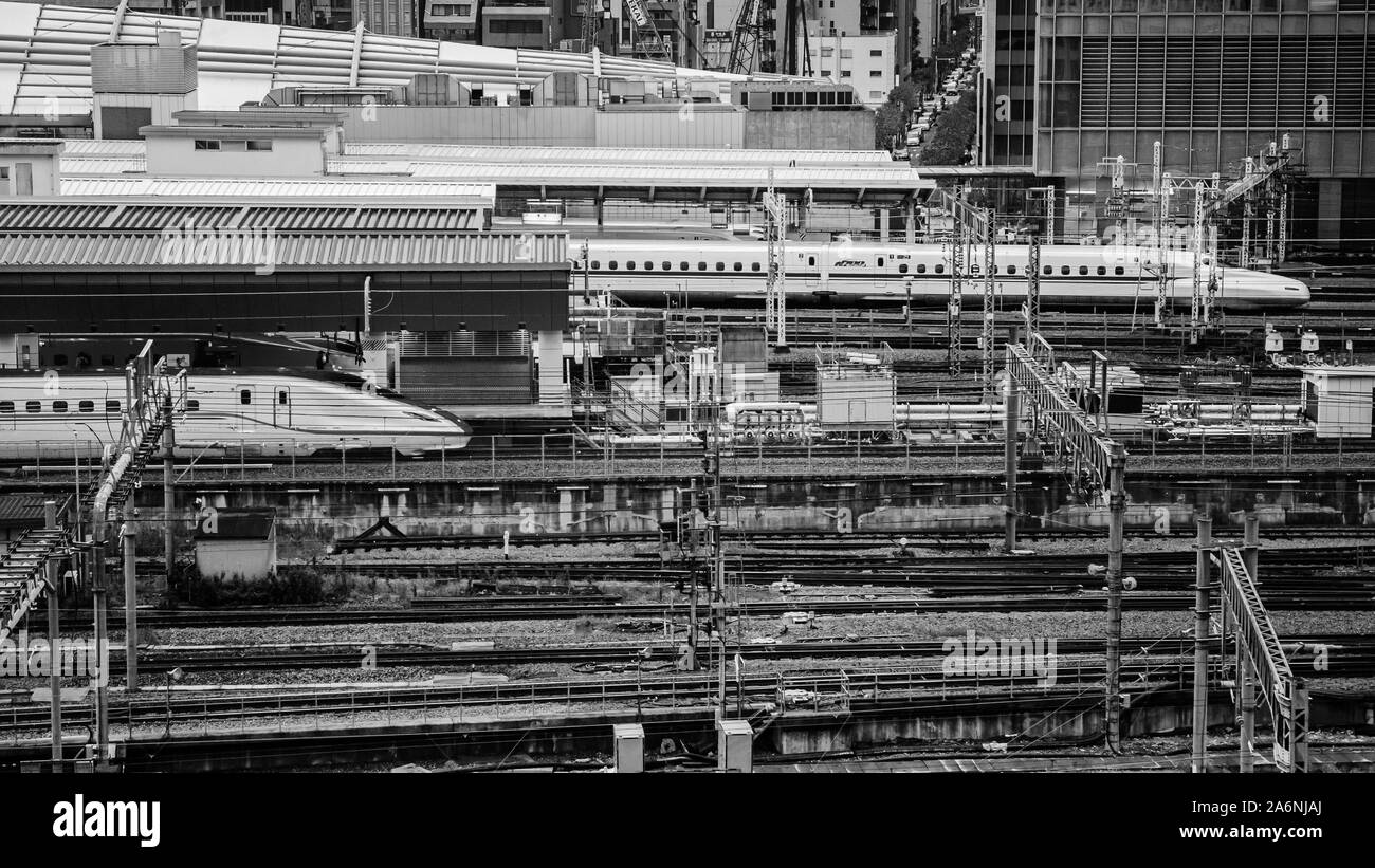 DEC 6, 2019 Tokyo, Japan - Tokio Bahnhof JR Bahnhof und Shinkansen Tracks von luftaufnahme. Zug Verkehr im Bahnhof von Tokio Plattform in Abend Stockfoto
