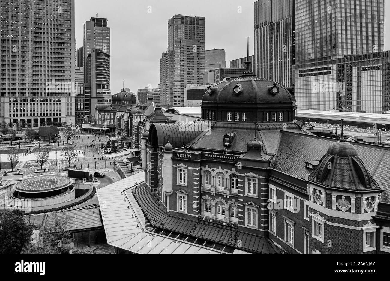 Tokio Bahnhof alte Erbe rotes Backsteingebäude Marunouchi Bezirk mit modernen Bürotürmen im Hintergrund Stockfoto