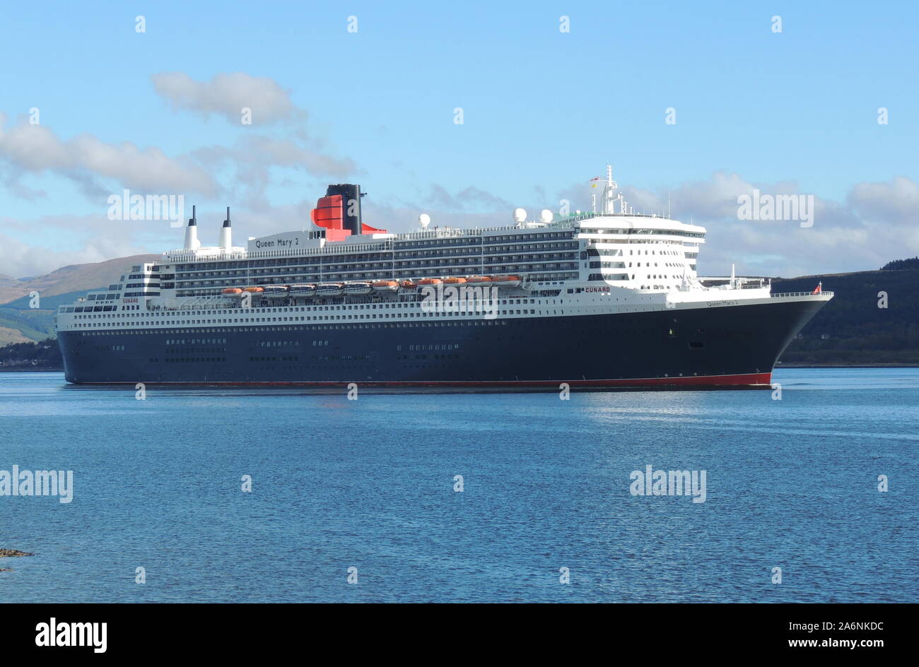 RMS Queen Mary 2, ein Kreuzfahrtschiff betrieben von Cunard Line (Carnival UK), Greenock, die mit einem eingehenden Reise in den Firth of Clyde. Stockfoto