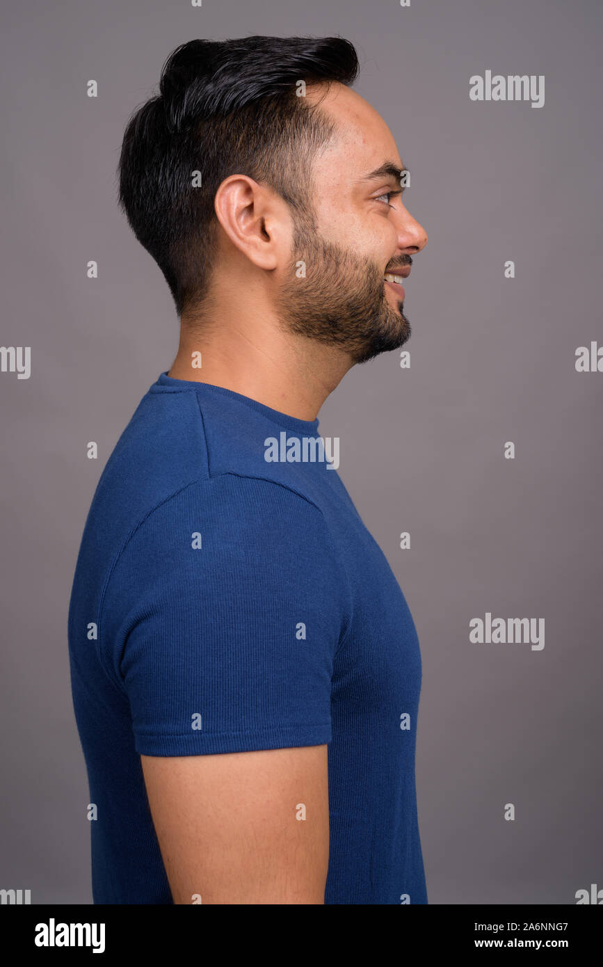 Junge Bartgeier Inder gegen grauer Hintergrund Stockfoto