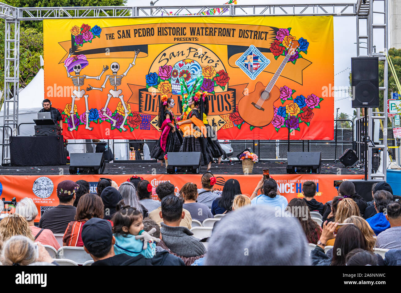 Kostümierten Mädchen tanzen auf der Bühne des Dia de los Muertos Festival, Tag der Toten, in San Pedro, Kalifornien Stockfoto