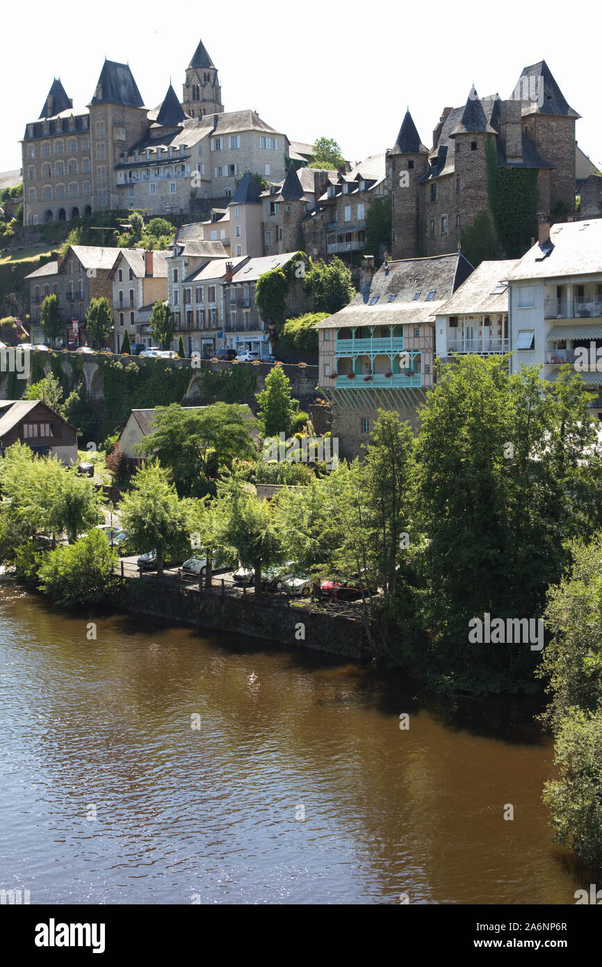 Der Fluss Vezere und die Hügel der Stadt von Uzerche, Corrèze, Frankreich Stockfoto