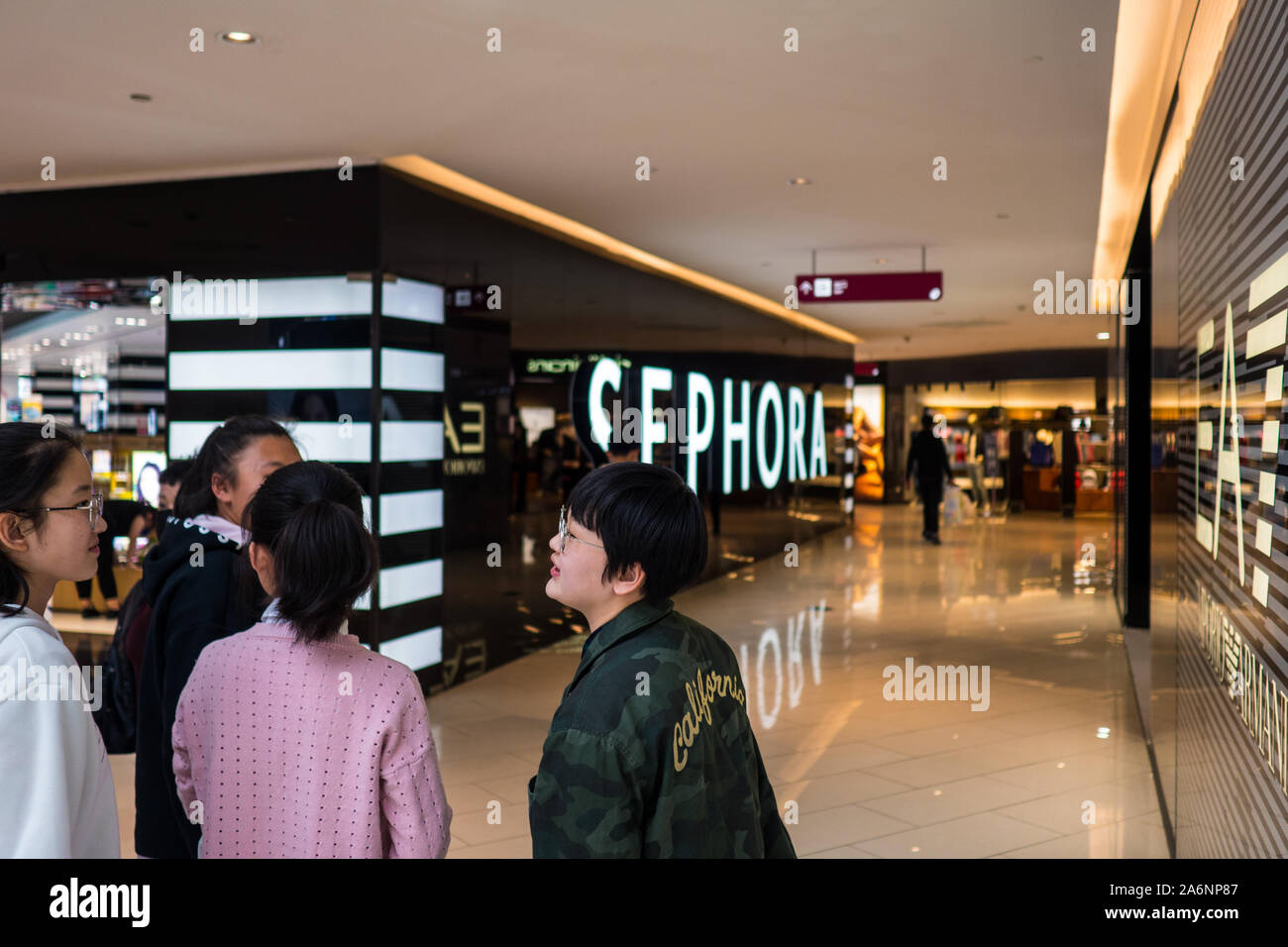 Gruppe von Jugendlichen Kunden vor der Sephora Store Front in der chinesischen Shopping Mall, Dalian, China, 8. April 2019 Stockfoto