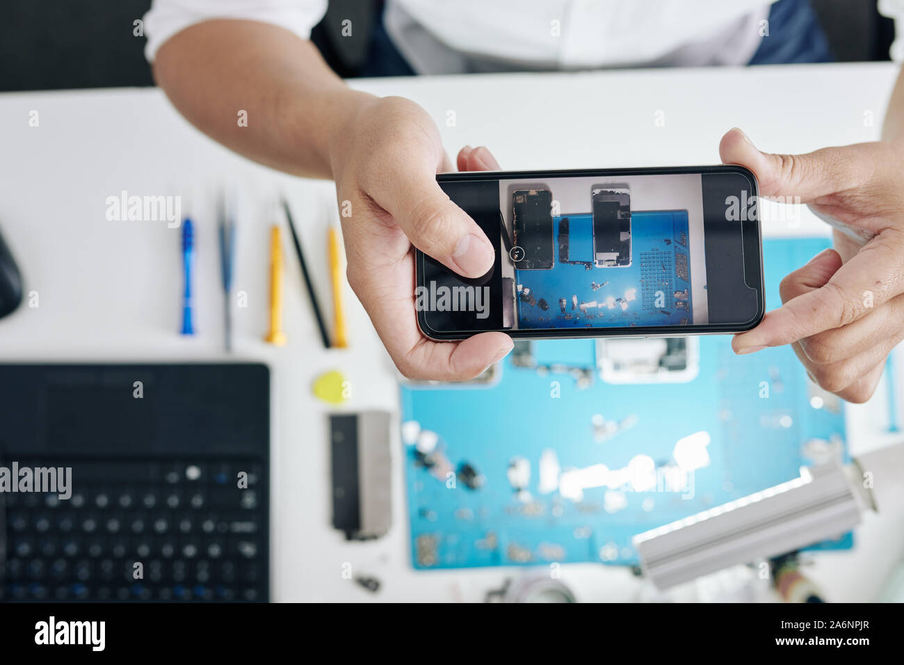 Foto von zerlegt Smartphone auf dem Bildschirm des Telefons in die Hände der Handwerker Stockfoto