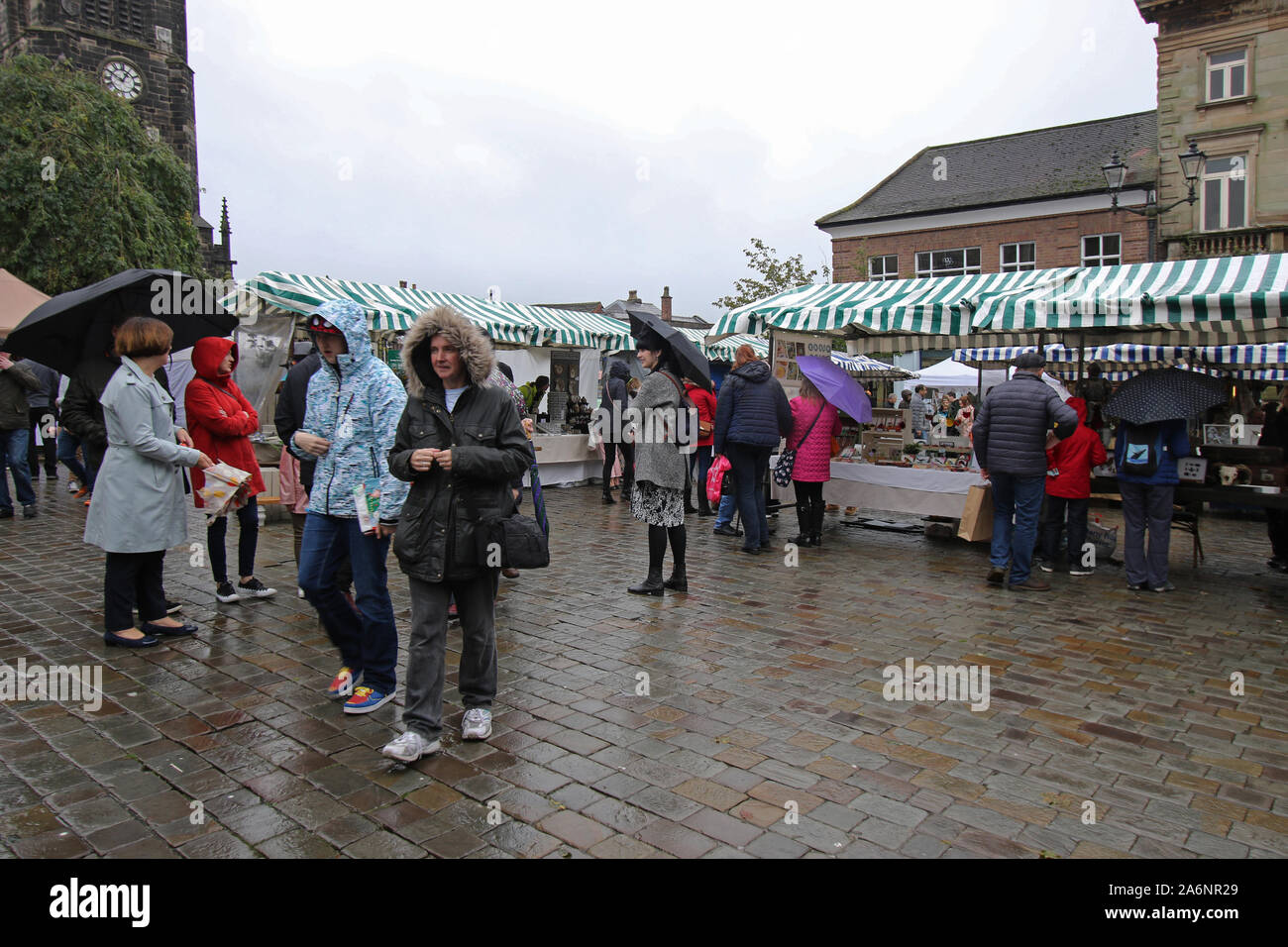 Das Leben auf der Straße bei Melasse markt Macclesfield Cheshire Vereinigtes Königreich Stockfoto