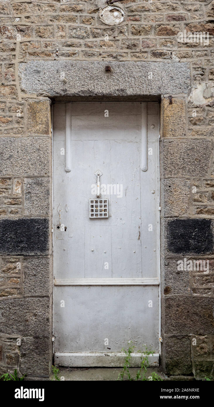 Weiß 18 Tür, verstärkter Rahmen mit verstärkten Guckloch Auge. Wahrscheinlich alte security Hintertür. Stockfoto