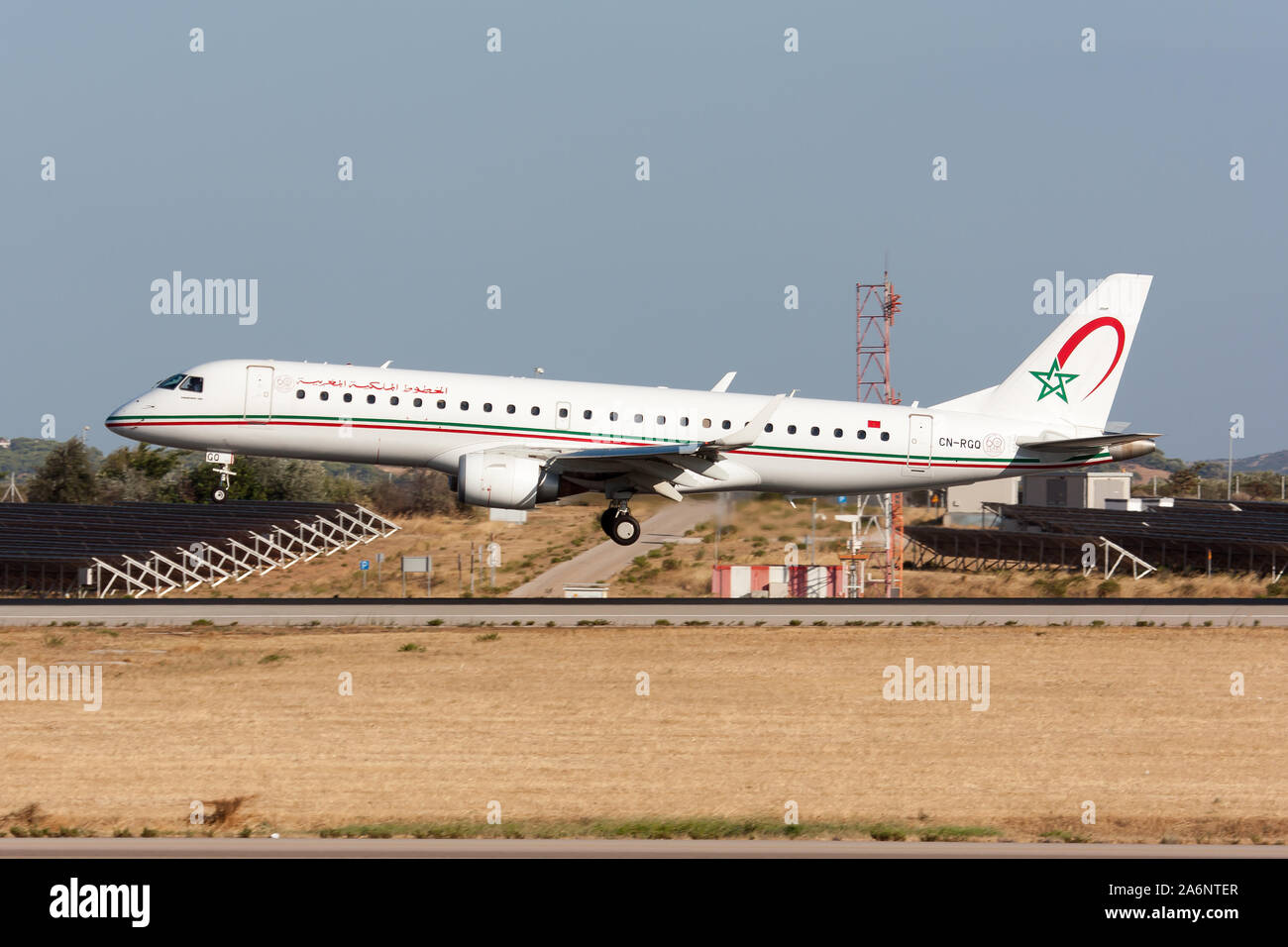 Die Royal Air Maroc (RAM) Embraer 190 Länder an Athen Venizelos Flughafen entfernt. Stockfoto