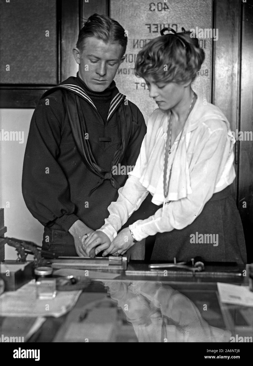 Navy Department, U.S. Intelligence Bureau, Finger Print Abteilung Ca. 1918 (Sekretärinnen James Noonan und Frau G.G. Boswell) Stockfoto