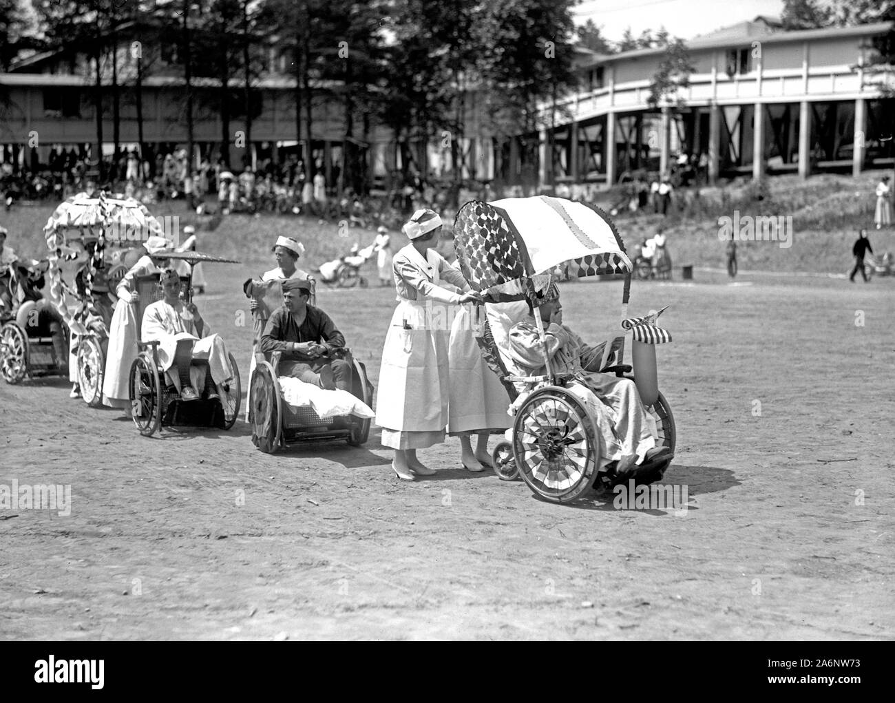 Verwundet WW ICH Soldaten in Walter Reed Krankenhaus in einem Juli 4 Rollstuhl Parade teilnehmen kann. 1919 Stockfoto