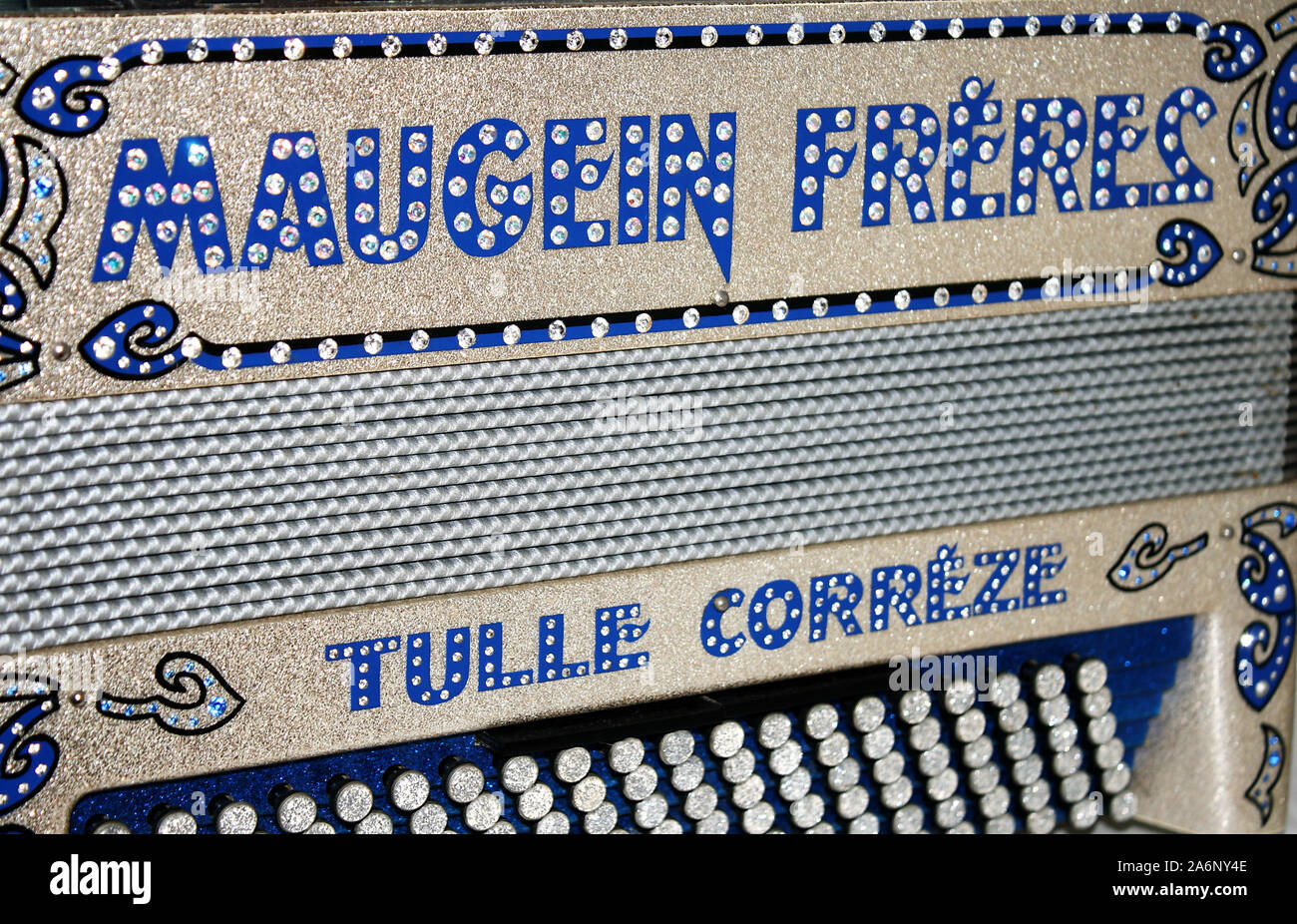 Akkordeon von Maugein Firma in Tulle, Corrèze, Frankreich Stockfoto Akkordeon von Maugein Firma in Tulle, Corrèze, Frankreich Stockfoto