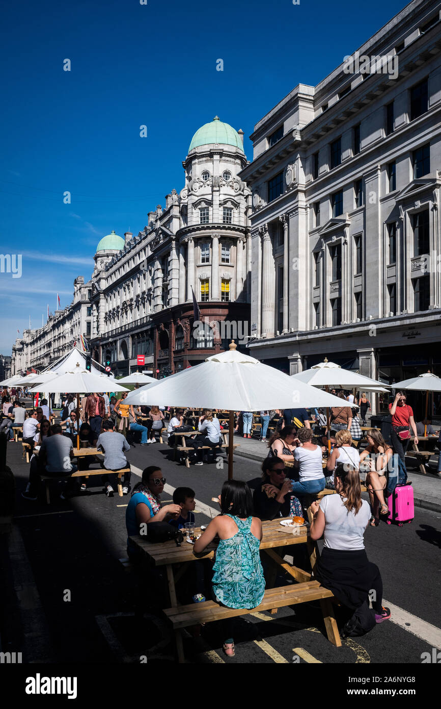 Straße als Regent Street ist für den Sommer Straßen Veranstaltung in Westminster, London, England, Großbritannien Stockfoto