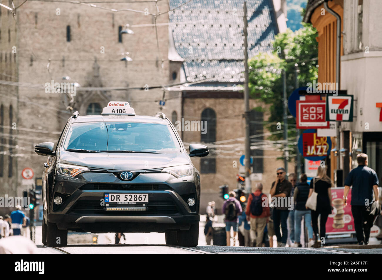 Oslo, Norwegen - 24. Juni 2019: Taxi Auto Toyota im Grensen Straße. Stockfoto