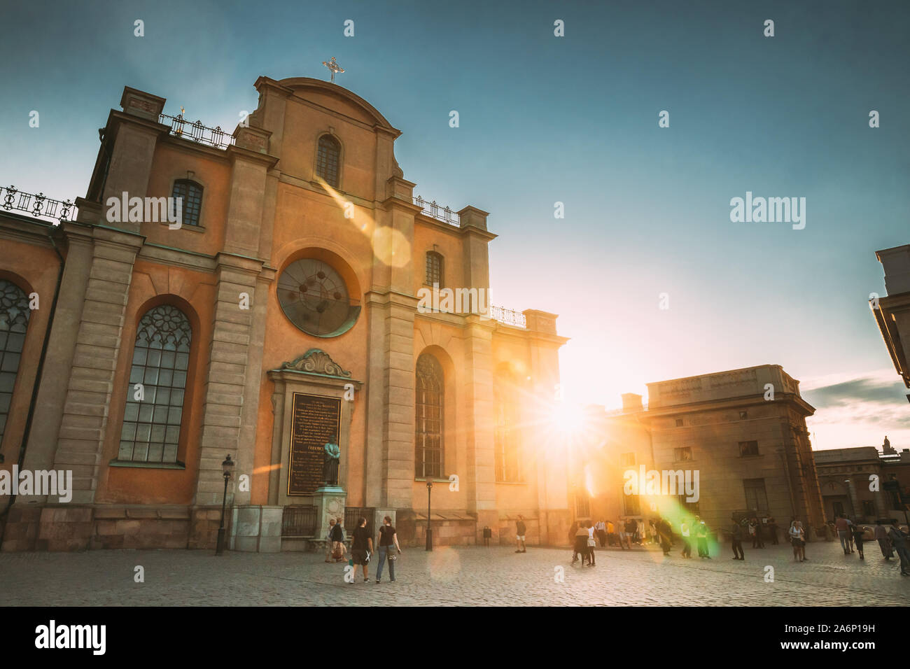 Stockholm, Schweden - 29. Juni 2019: Menschen zu Fuß in der Nähe der grossen Kirche oder Kirche des Hl. Nikolaus in Gamla Stan im Sommer Abend. Berühmte beliebte Destinat Stockfoto
