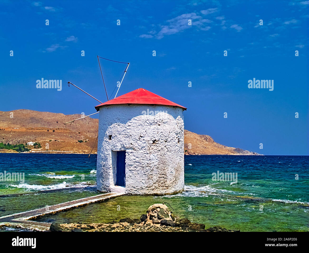 Traditionelle Windmühle im Meer. Wahrzeichen von Leros, Griechenland, in Agia Marina (Heiliger) Küste entfernt. Stockfoto