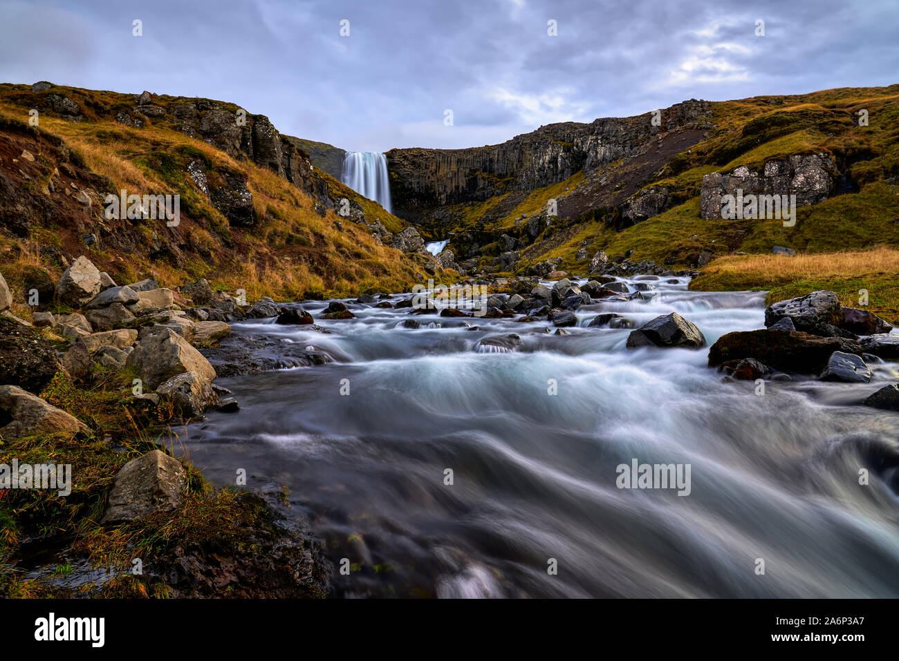 Dramatische Svodufoss Wasserfall mit Wasser des Flusses Laxa fallen zehn Meter wird in Olafsvik, die Halbinsel Snaefellsnes im Westen Islands. Uhr Stockfoto