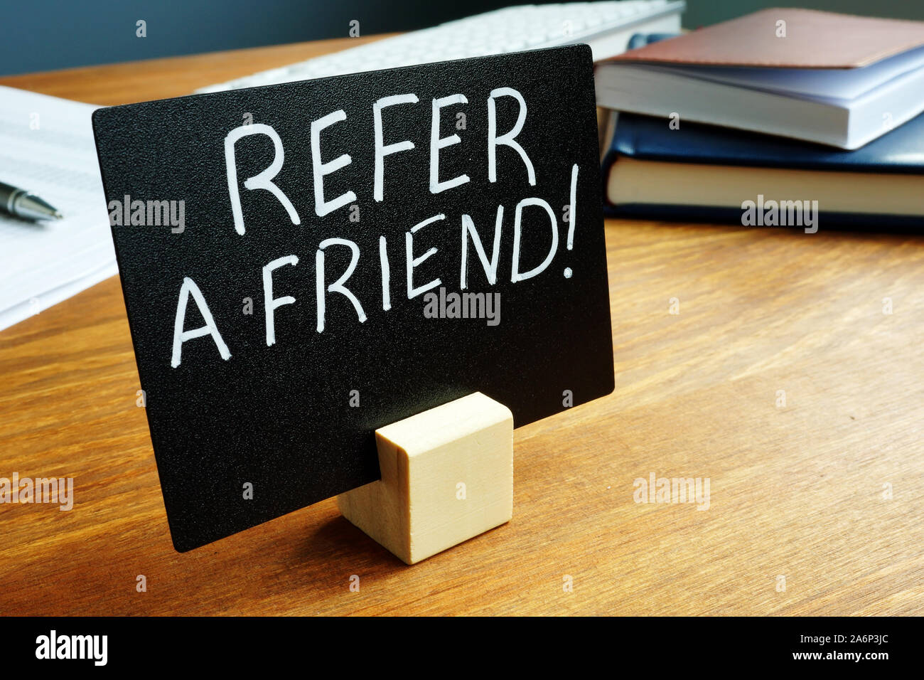 Empfehlen Sie einen Freund Konzept Platte auf dem Schreibtisch. Stockfoto
