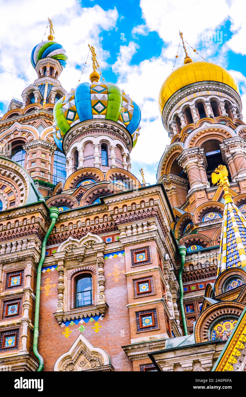 Nahaufnahme der Fassade der erstaunliche Kirche des Erlösers auf Blut, Sankt Petersburg, Russland. Bunte reich Gebäude mit zwiebeltürmen eingerichtet. Berühmte russische touristische Attraktion. Orthodoxe Kirchen. Stockfoto