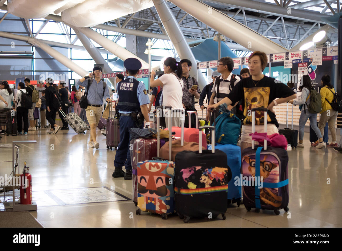 Polizisten in Flughafen Osaka während des G20-Gipfels, erhöhte Sicherheit, Osaka, 27. Juni 2019 Osaka, 27. Juni 2019 Stockfoto