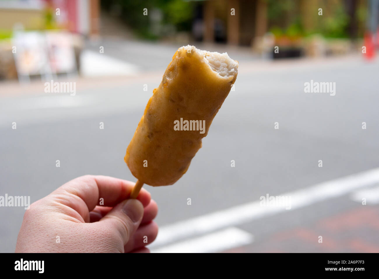 Mann Umgang mit leckeren Speisen aus Arima Onsen Stadt Stockfoto