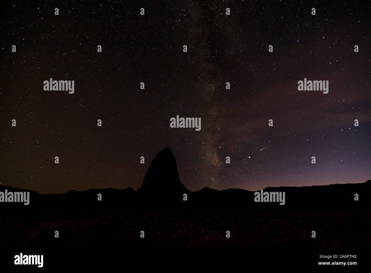 Dies ist ein Blick auf den nächtlichen Himmel mit eine Silhouette eines Red Rock monolith als Tempel der Sonne, im Capitol Reef National Park, Utah, USA bekannt. Stockfoto