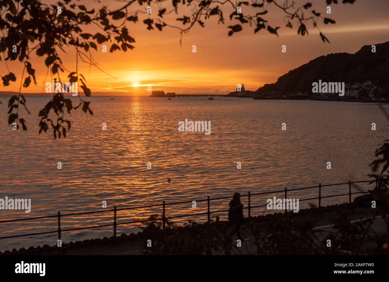 Swansea, Großbritannien. 28 Okt, 2019. Die Herbstsonne erhebt sich über dem Meer im kleinen Küstenort Mumbles in der Nähe von Swansea heute Morgen. Credit: Phil Rees/Alamy leben Nachrichten Stockfoto