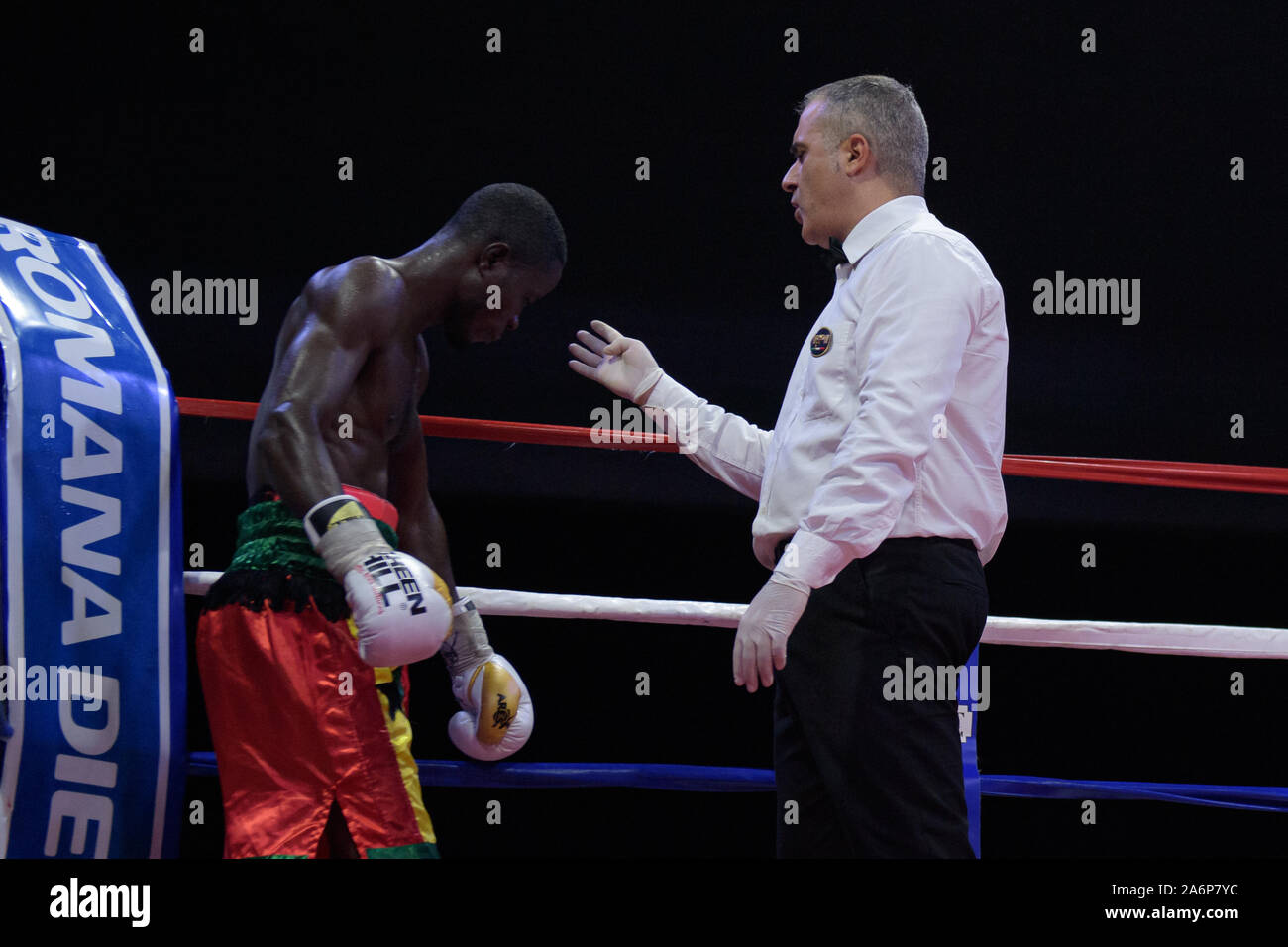 Rom, Italien. 26 Okt, 2019. Grosse Nacht des BBT Boxing in Rom. Außergewöhnliche Lage (Ragusa, Via Tuscolana, 179) und die Zutaten für ein Abend, der hohe Intensität bei hoher Intensität war. Twenty-four-year-old Michael Magnesi (15-0-0) ist der Protagonist, der, nach einem hervorragenden laienhaften Karriere, selbst in der pro Welt gegründet hat, Erste erobern den italienischen Titel, dann der internationalen Ibf und Wbc Titel (super-Feder Gewichte). Sein Herausforderer ist der ghanaischen Maxwell Awuku (46-4-1), ein 36-jähriger Athlet bereits ein Herausforderer auf den World Title, mit einem Rekord von 4 gekennzeichnet Stockfoto