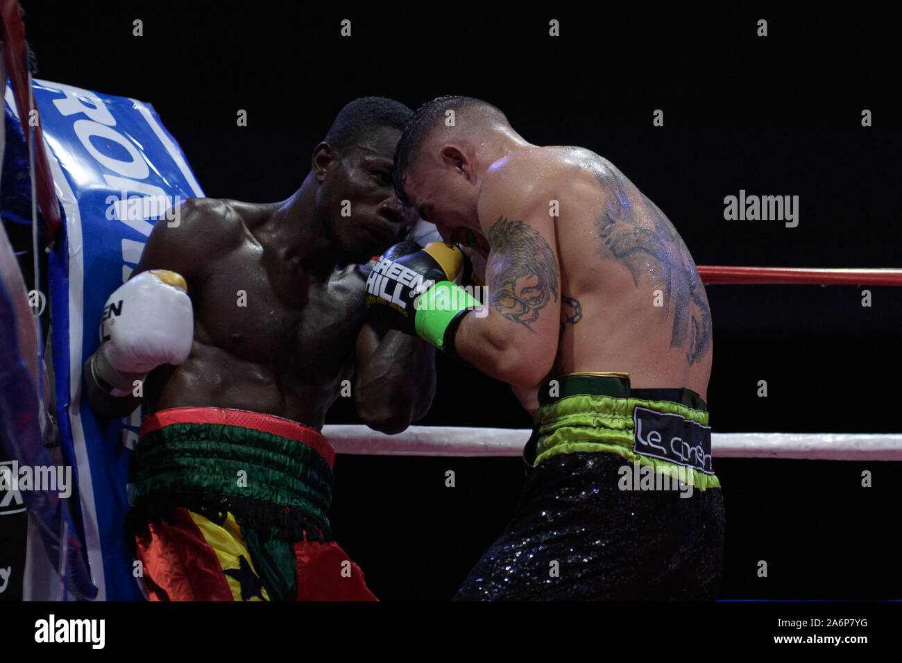 Rom, Italien. 26 Okt, 2019. Grosse Nacht des BBT Boxing in Rom. Außergewöhnliche Lage (Ragusa, Via Tuscolana, 179) und die Zutaten für ein Abend, der hohe Intensität bei hoher Intensität war. Twenty-four-year-old Michael Magnesi (15-0-0) ist der Protagonist, der, nach einem hervorragenden laienhaften Karriere, selbst in der pro Welt gegründet hat, Erste erobern den italienischen Titel, dann der internationalen Ibf und Wbc Titel (super-Feder Gewichte). Sein Herausforderer ist der ghanaischen Maxwell Awuku (46-4-1), ein 36-jähriger Athlet bereits ein Herausforderer auf den World Title, mit einem Rekord von 4 gekennzeichnet Stockfoto