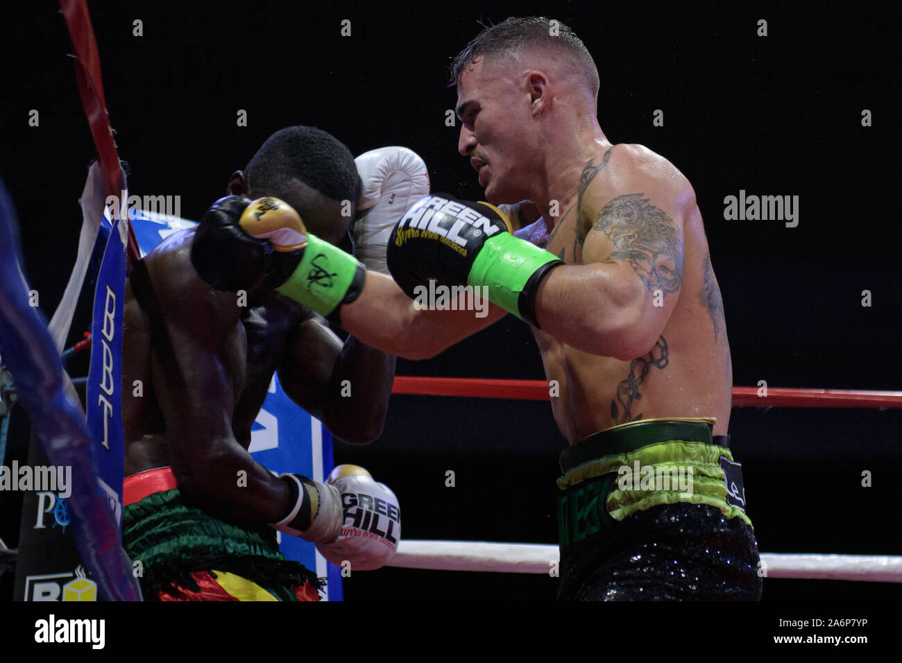 Rom, Italien. 26 Okt, 2019. Grosse Nacht des BBT Boxing in Rom. Außergewöhnliche Lage (Ragusa, Via Tuscolana, 179) und die Zutaten für ein Abend, der hohe Intensität bei hoher Intensität war. Twenty-four-year-old Michael Magnesi (15-0-0) ist der Protagonist, der, nach einem hervorragenden laienhaften Karriere, selbst in der pro Welt gegründet hat, Erste erobern den italienischen Titel, dann der internationalen Ibf und Wbc Titel (super-Feder Gewichte). Sein Herausforderer ist der ghanaischen Maxwell Awuku (46-4-1), ein 36-jähriger Athlet bereits ein Herausforderer auf den World Title, mit einem Rekord von 4 gekennzeichnet Stockfoto