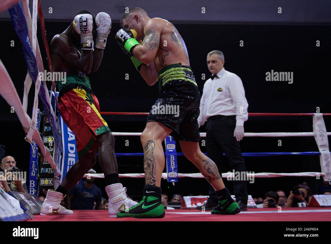 Rom, Italien. 26 Okt, 2019. Grosse Nacht des BBT Boxing in Rom. Außergewöhnliche Lage (Ragusa, Via Tuscolana, 179) und die Zutaten für ein Abend, der hohe Intensität bei hoher Intensität war. Twenty-four-year-old Michael Magnesi (15-0-0) ist der Protagonist, der, nach einem hervorragenden laienhaften Karriere, selbst in der pro Welt gegründet hat, Erste erobern den italienischen Titel, dann der internationalen Ibf und Wbc Titel (super-Feder Gewichte). Sein Herausforderer ist der ghanaischen Maxwell Awuku (46-4-1), ein 36-jähriger Athlet bereits ein Herausforderer auf den World Title, mit einem Rekord von 4 gekennzeichnet Stockfoto