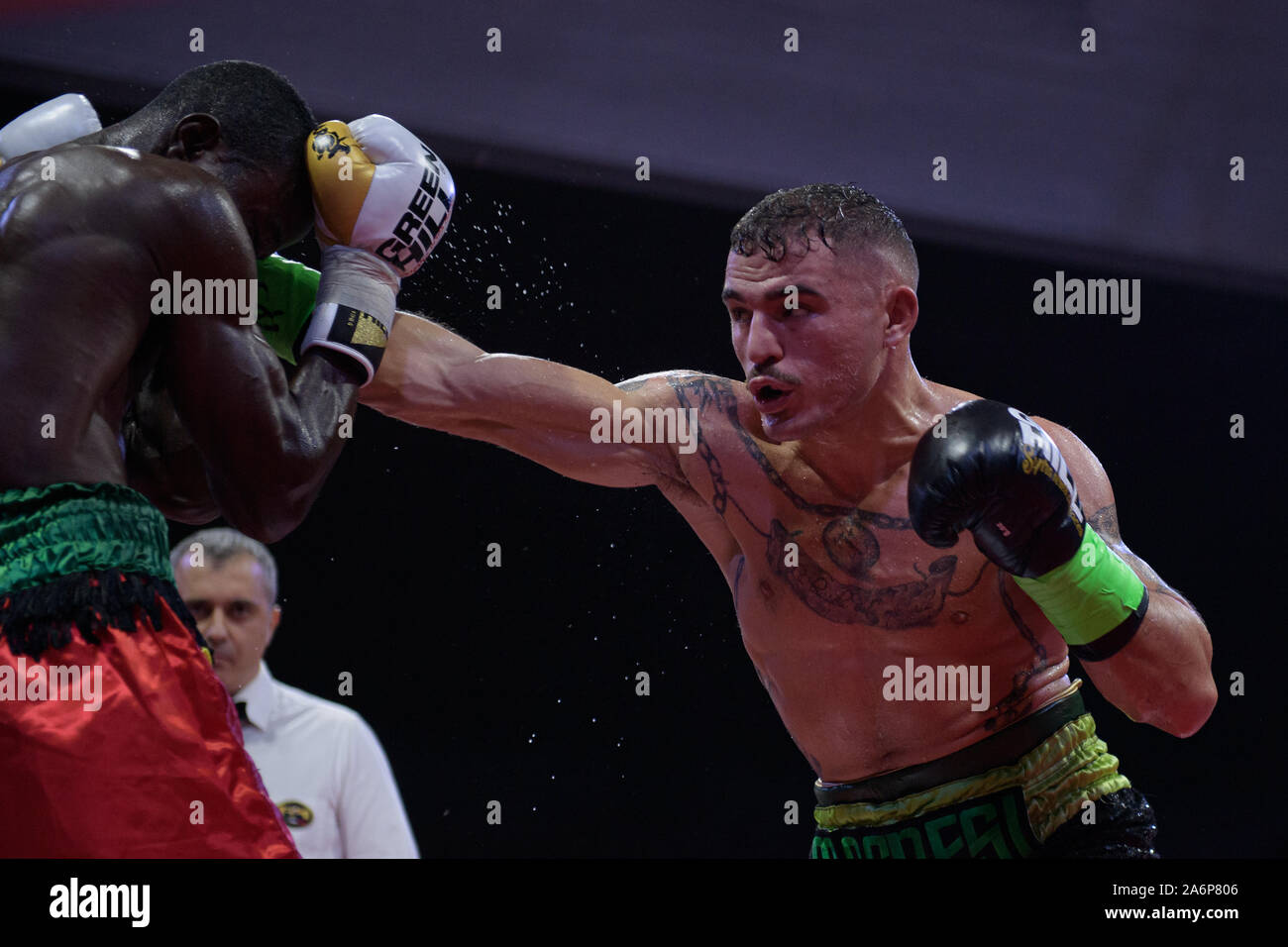 Rom, Italien. 26 Okt, 2019. Grosse Nacht des BBT Boxing in Rom. Außergewöhnliche Lage (Ragusa, Via Tuscolana, 179) und die Zutaten für ein Abend, der hohe Intensität bei hoher Intensität war. Twenty-four-year-old Michael Magnesi (15-0-0) ist der Protagonist, der, nach einem hervorragenden laienhaften Karriere, selbst in der pro Welt gegründet hat, Erste erobern den italienischen Titel, dann der internationalen Ibf und Wbc Titel (super-Feder Gewichte). Sein Herausforderer ist der ghanaischen Maxwell Awuku (46-4-1), ein 36-jähriger Athlet bereits ein Herausforderer auf den World Title, mit einem Rekord von 4 gekennzeichnet Stockfoto