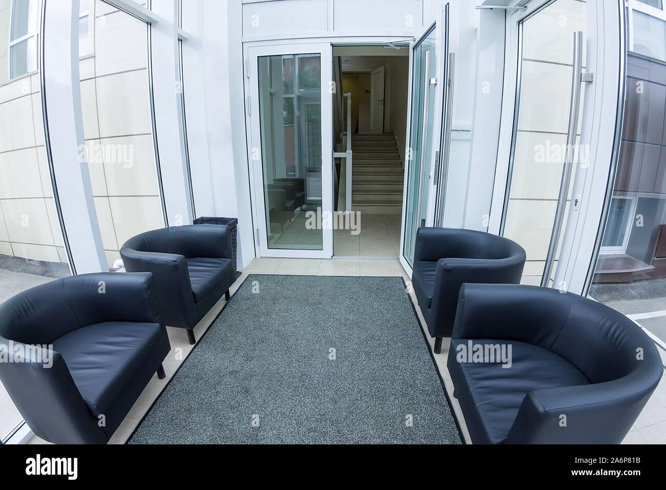 Innenraum der Medizinischen Klinik helles Foyer mit schwarzen Stühlen. Stockfoto