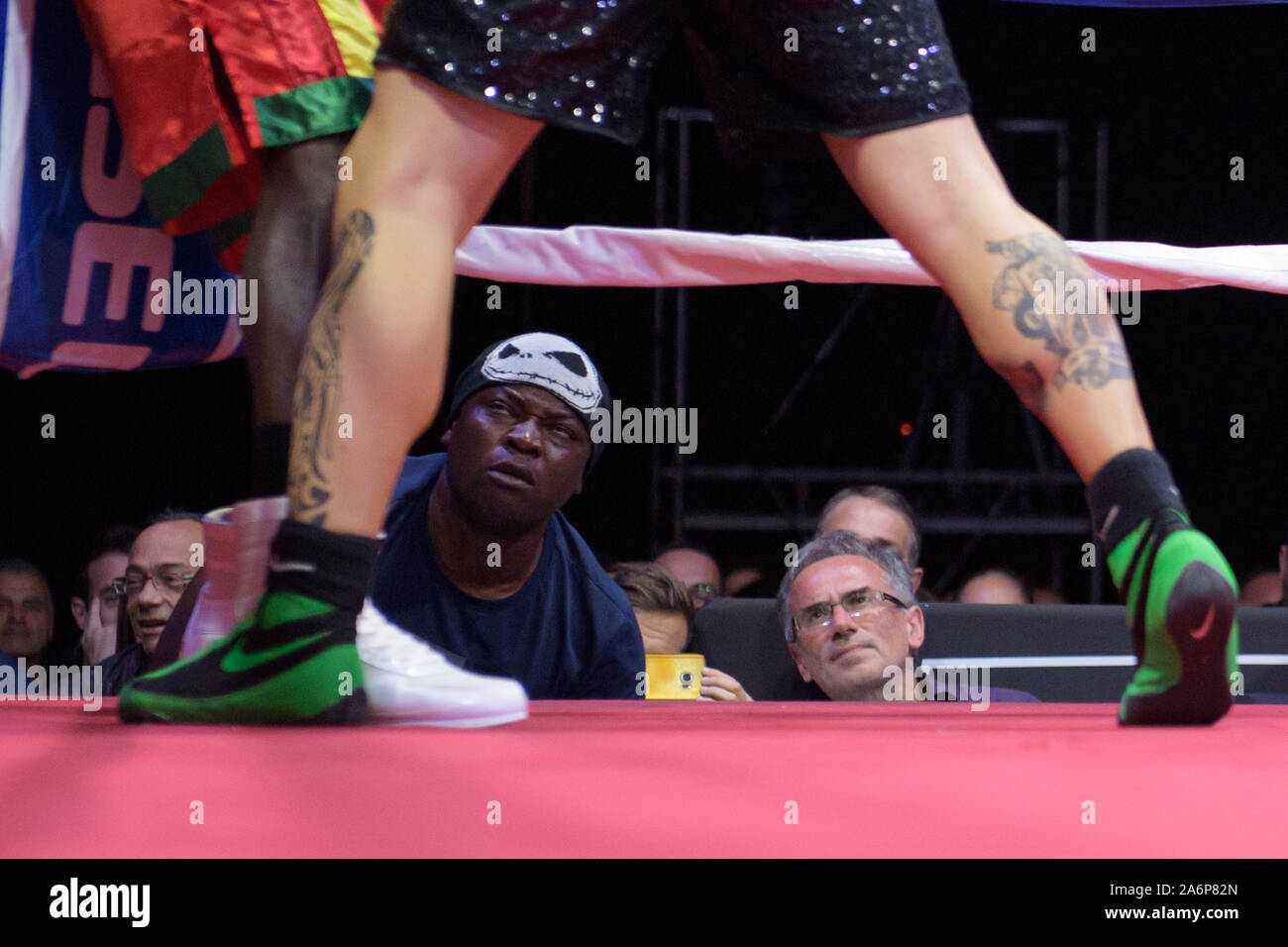 Rom, Italien. 26 Okt, 2019. Grosse Nacht des BBT Boxing in Rom. Außergewöhnliche Lage (Ragusa, Via Tuscolana, 179) und die Zutaten für ein Abend, der hohe Intensität bei hoher Intensität war. Twenty-four-year-old Michael Magnesi (15-0-0) ist der Protagonist, der, nach einem hervorragenden laienhaften Karriere, selbst in der pro Welt gegründet hat, Erste erobern den italienischen Titel, dann der internationalen Ibf und Wbc Titel (super-Feder Gewichte). Sein Herausforderer ist der ghanaischen Maxwell Awuku (46-4-1), ein 36-jähriger Athlet bereits ein Herausforderer auf den World Title, mit einem Rekord von 4 gekennzeichnet Stockfoto