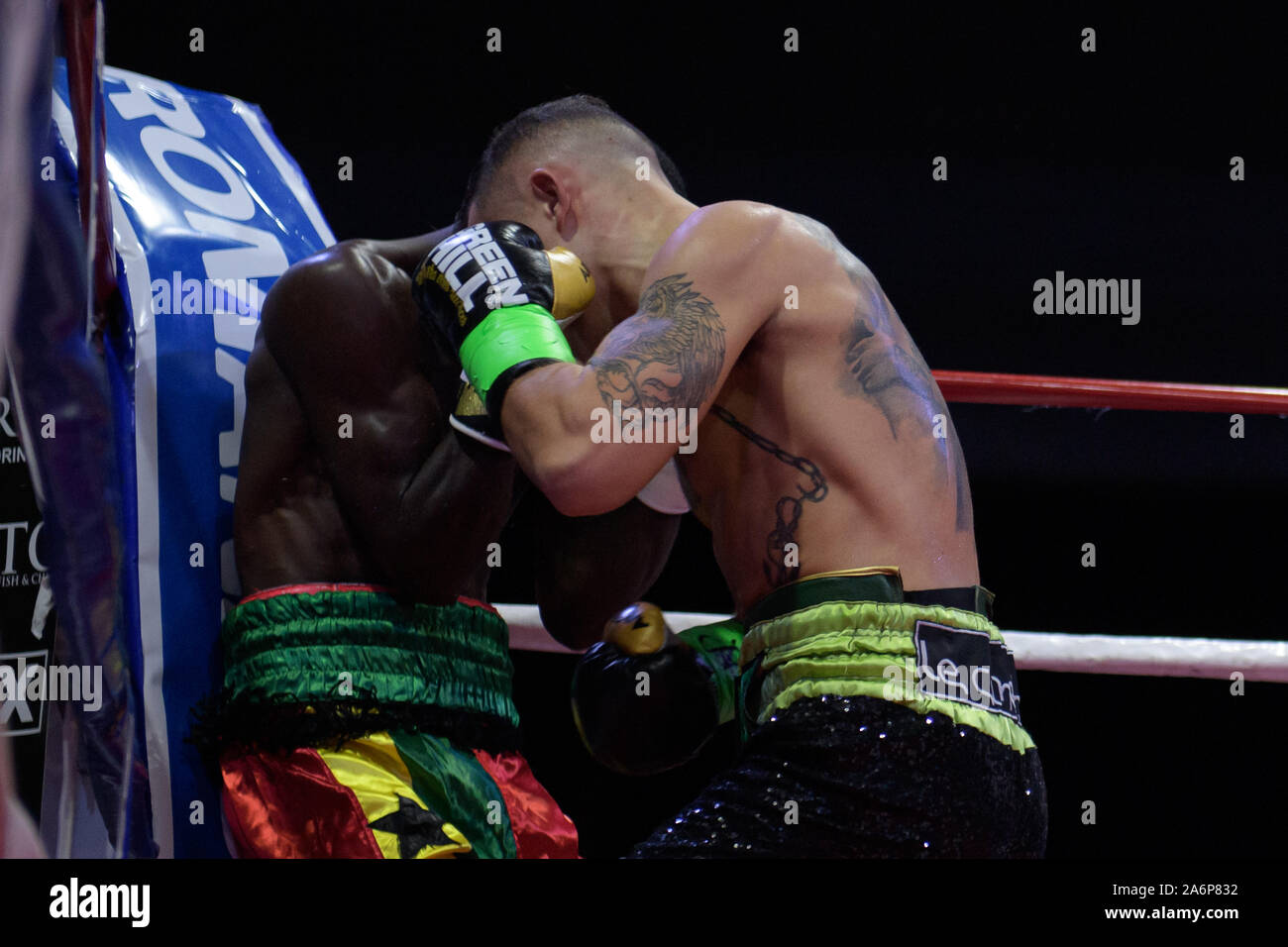 Rom, Italien. 26 Okt, 2019. Grosse Nacht des BBT Boxing in Rom. Außergewöhnliche Lage (Ragusa, Via Tuscolana, 179) und die Zutaten für ein Abend, der hohe Intensität bei hoher Intensität war. Twenty-four-year-old Michael Magnesi (15-0-0) ist der Protagonist, der, nach einem hervorragenden laienhaften Karriere, selbst in der pro Welt gegründet hat, Erste erobern den italienischen Titel, dann der internationalen Ibf und Wbc Titel (super-Feder Gewichte). Sein Herausforderer ist der ghanaischen Maxwell Awuku (46-4-1), ein 36-jähriger Athlet bereits ein Herausforderer auf den World Title, mit einem Rekord von 4 gekennzeichnet Stockfoto