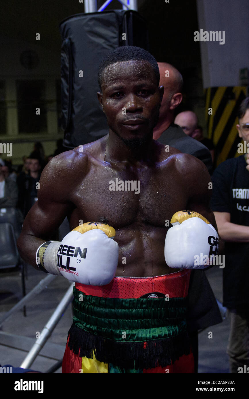 Rom, Italien. 26 Okt, 2019. Grosse Nacht des BBT Boxing in Rom. Außergewöhnliche Lage (Ragusa, Via Tuscolana, 179) und die Zutaten für ein Abend, der hohe Intensität bei hoher Intensität war. Twenty-four-year-old Michael Magnesi (15-0-0) ist der Protagonist, der, nach einem hervorragenden laienhaften Karriere, selbst in der pro Welt gegründet hat, Erste erobern den italienischen Titel, dann der internationalen Ibf und Wbc Titel (super-Feder Gewichte). Sein Herausforderer ist der ghanaischen Maxwell Awuku (46-4-1), ein 36-jähriger Athlet bereits ein Herausforderer auf den World Title, mit einem Rekord von 4 gekennzeichnet Stockfoto