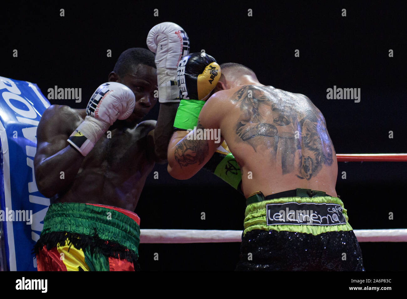 Rom, Italien. 26 Okt, 2019. Grosse Nacht des BBT Boxing in Rom. Außergewöhnliche Lage (Ragusa, Via Tuscolana, 179) und die Zutaten für ein Abend, der hohe Intensität bei hoher Intensität war. Twenty-four-year-old Michael Magnesi (15-0-0) ist der Protagonist, der, nach einem hervorragenden laienhaften Karriere, selbst in der pro Welt gegründet hat, Erste erobern den italienischen Titel, dann der internationalen Ibf und Wbc Titel (super-Feder Gewichte). Sein Herausforderer ist der ghanaischen Maxwell Awuku (46-4-1), ein 36-jähriger Athlet bereits ein Herausforderer auf den World Title, mit einem Rekord von 4 gekennzeichnet Stockfoto