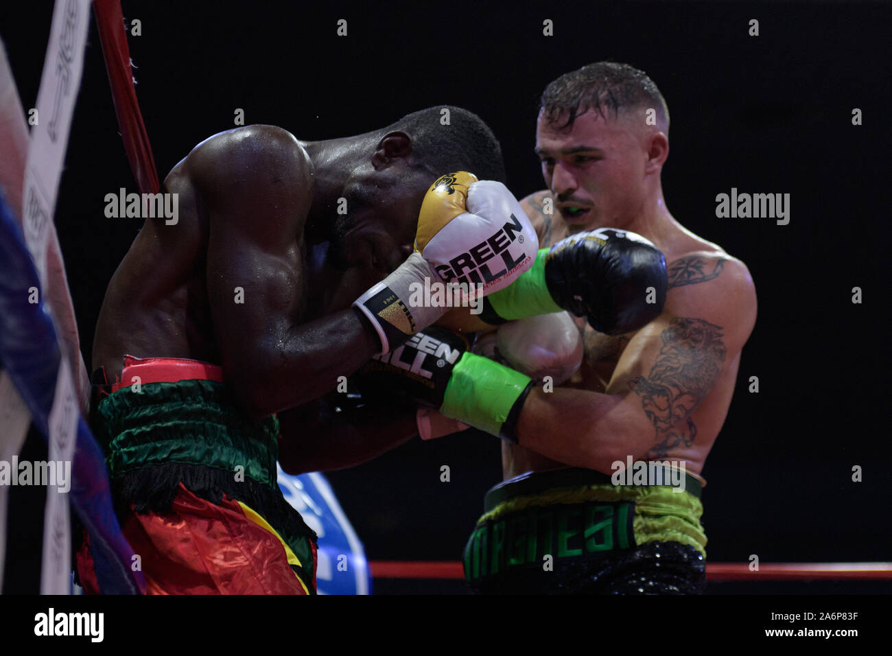 Rom, Italien. 26 Okt, 2019. Grosse Nacht des BBT Boxing in Rom. Außergewöhnliche Lage (Ragusa, Via Tuscolana, 179) und die Zutaten für ein Abend, der hohe Intensität bei hoher Intensität war. Twenty-four-year-old Michael Magnesi (15-0-0) ist der Protagonist, der, nach einem hervorragenden laienhaften Karriere, selbst in der pro Welt gegründet hat, Erste erobern den italienischen Titel, dann der internationalen Ibf und Wbc Titel (super-Feder Gewichte). Sein Herausforderer ist der ghanaischen Maxwell Awuku (46-4-1), ein 36-jähriger Athlet bereits ein Herausforderer auf den World Title, mit einem Rekord von 4 gekennzeichnet Stockfoto