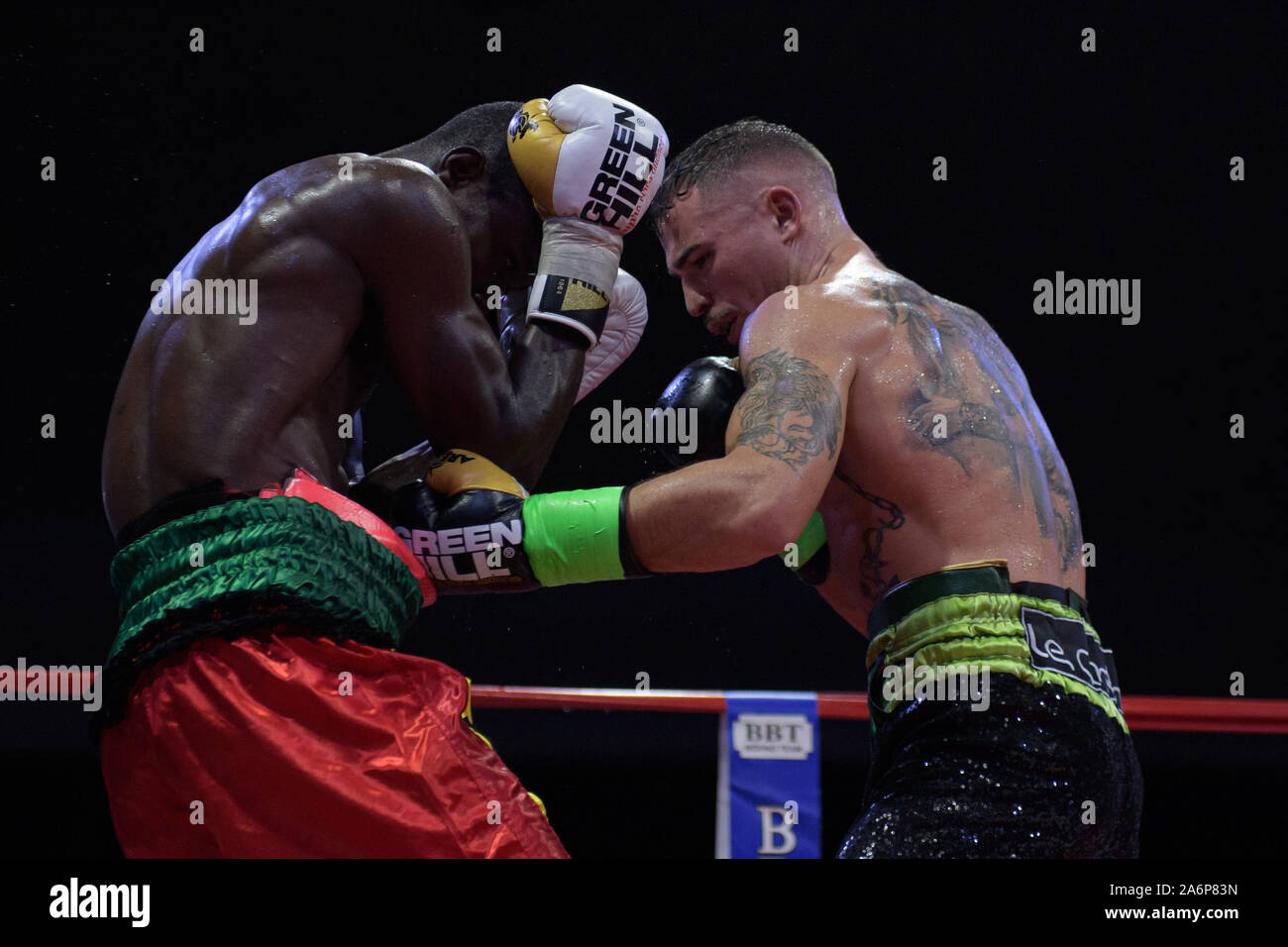 Rom, Italien. 26 Okt, 2019. Grosse Nacht des BBT Boxing in Rom. Außergewöhnliche Lage (Ragusa, Via Tuscolana, 179) und die Zutaten für ein Abend, der hohe Intensität bei hoher Intensität war. Twenty-four-year-old Michael Magnesi (15-0-0) ist der Protagonist, der, nach einem hervorragenden laienhaften Karriere, selbst in der pro Welt gegründet hat, Erste erobern den italienischen Titel, dann der internationalen Ibf und Wbc Titel (super-Feder Gewichte). Sein Herausforderer ist der ghanaischen Maxwell Awuku (46-4-1), ein 36-jähriger Athlet bereits ein Herausforderer auf den World Title, mit einem Rekord von 4 gekennzeichnet Stockfoto