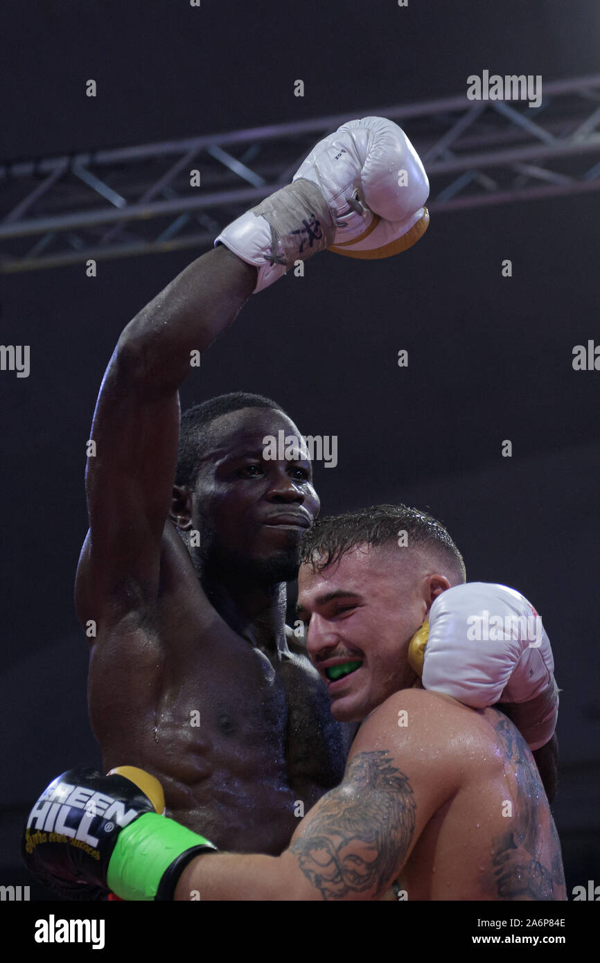 Rom, Italien. 26 Okt, 2019. Grosse Nacht des BBT Boxing in Rom. Außergewöhnliche Lage (Ragusa, Via Tuscolana, 179) und die Zutaten für ein Abend, der hohe Intensität bei hoher Intensität war. Twenty-four-year-old Michael Magnesi (15-0-0) ist der Protagonist, der, nach einem hervorragenden laienhaften Karriere, selbst in der pro Welt gegründet hat, Erste erobern den italienischen Titel, dann der internationalen Ibf und Wbc Titel (super-Feder Gewichte). Sein Herausforderer ist der ghanaischen Maxwell Awuku (46-4-1), ein 36-jähriger Athlet bereits ein Herausforderer auf den World Title, mit einem Rekord von 4 gekennzeichnet Stockfoto