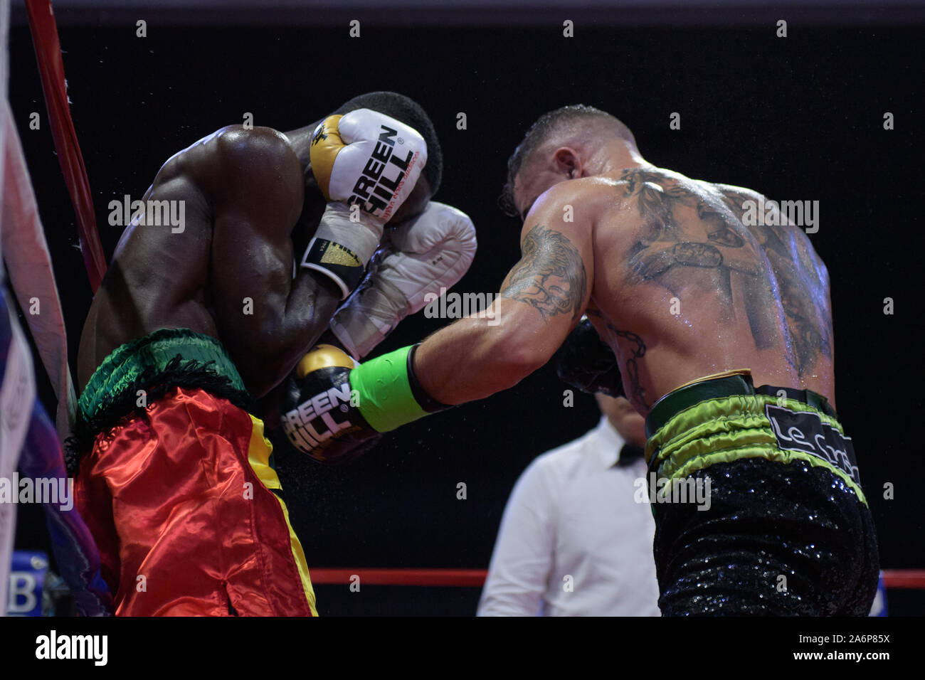 Rom, Italien. 26 Okt, 2019. Grosse Nacht des BBT Boxing in Rom. Außergewöhnliche Lage (Ragusa, Via Tuscolana, 179) und die Zutaten für ein Abend, der hohe Intensität bei hoher Intensität war. Twenty-four-year-old Michael Magnesi (15-0-0) ist der Protagonist, der, nach einem hervorragenden laienhaften Karriere, selbst in der pro Welt gegründet hat, Erste erobern den italienischen Titel, dann der internationalen Ibf und Wbc Titel (super-Feder Gewichte). Sein Herausforderer ist der ghanaischen Maxwell Awuku (46-4-1), ein 36-jähriger Athlet bereits ein Herausforderer auf den World Title, mit einem Rekord von 4 gekennzeichnet Stockfoto