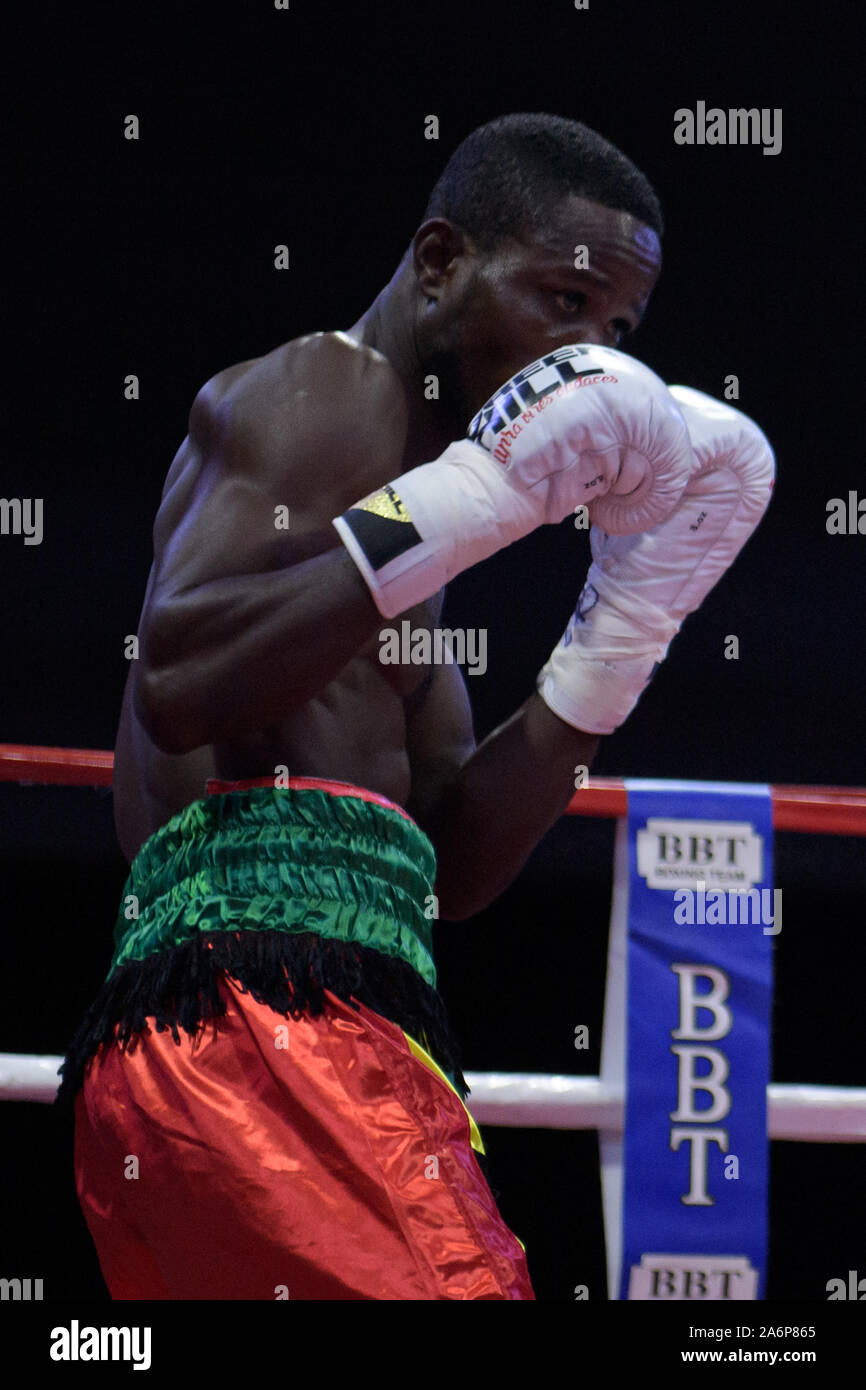 Rom, Italien. 26 Okt, 2019. Grosse Nacht des BBT Boxing in Rom. Außergewöhnliche Lage (Ragusa, Via Tuscolana, 179) und die Zutaten für ein Abend, der hohe Intensität bei hoher Intensität war. Twenty-four-year-old Michael Magnesi (15-0-0) ist der Protagonist, der, nach einem hervorragenden laienhaften Karriere, selbst in der pro Welt gegründet hat, Erste erobern den italienischen Titel, dann der internationalen Ibf und Wbc Titel (super-Feder Gewichte). Sein Herausforderer ist der ghanaischen Maxwell Awuku (46-4-1), ein 36-jähriger Athlet bereits ein Herausforderer auf den World Title, mit einem Rekord von 4 gekennzeichnet Stockfoto