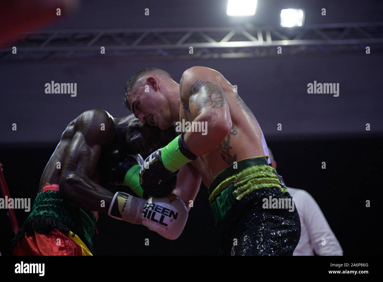 Rom, Italien. 26 Okt, 2019. Grosse Nacht des BBT Boxing in Rom. Außergewöhnliche Lage (Ragusa, Via Tuscolana, 179) und die Zutaten für ein Abend, der hohe Intensität bei hoher Intensität war. Twenty-four-year-old Michael Magnesi (15-0-0) ist der Protagonist, der, nach einem hervorragenden laienhaften Karriere, selbst in der pro Welt gegründet hat, Erste erobern den italienischen Titel, dann der internationalen Ibf und Wbc Titel (super-Feder Gewichte). Sein Herausforderer ist der ghanaischen Maxwell Awuku (46-4-1), ein 36-jähriger Athlet bereits ein Herausforderer auf den World Title, mit einem Rekord von 4 gekennzeichnet Stockfoto