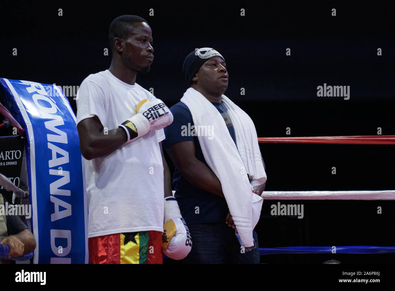 Rom, Italien. 26 Okt, 2019. Grosse Nacht des BBT Boxing in Rom. Außergewöhnliche Lage (Ragusa, Via Tuscolana, 179) und die Zutaten für ein Abend, der hohe Intensität bei hoher Intensität war. Twenty-four-year-old Michael Magnesi (15-0-0) ist der Protagonist, der, nach einem hervorragenden laienhaften Karriere, selbst in der pro Welt gegründet hat, Erste erobern den italienischen Titel, dann der internationalen Ibf und Wbc Titel (super-Feder Gewichte). Sein Herausforderer ist der ghanaischen Maxwell Awuku (46-4-1), ein 36-jähriger Athlet bereits ein Herausforderer auf den World Title, mit einem Rekord von 4 gekennzeichnet Stockfoto