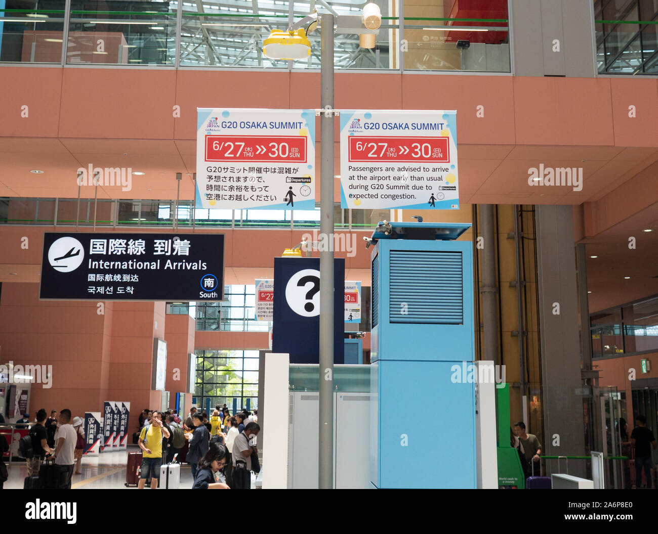 G 20 in Osaka: Interessantes Bild der Airport öffentliche Ankündigung mit Fragezeichen im Hintergrund in Osaka, Japan, 24. Juni 2019 Stockfoto