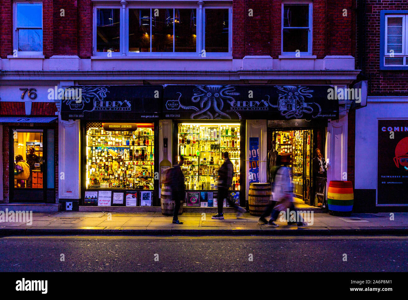 Gerry's Wines & Spirits Shop bei Nacht, Soho, London, Großbritannien Stockfoto